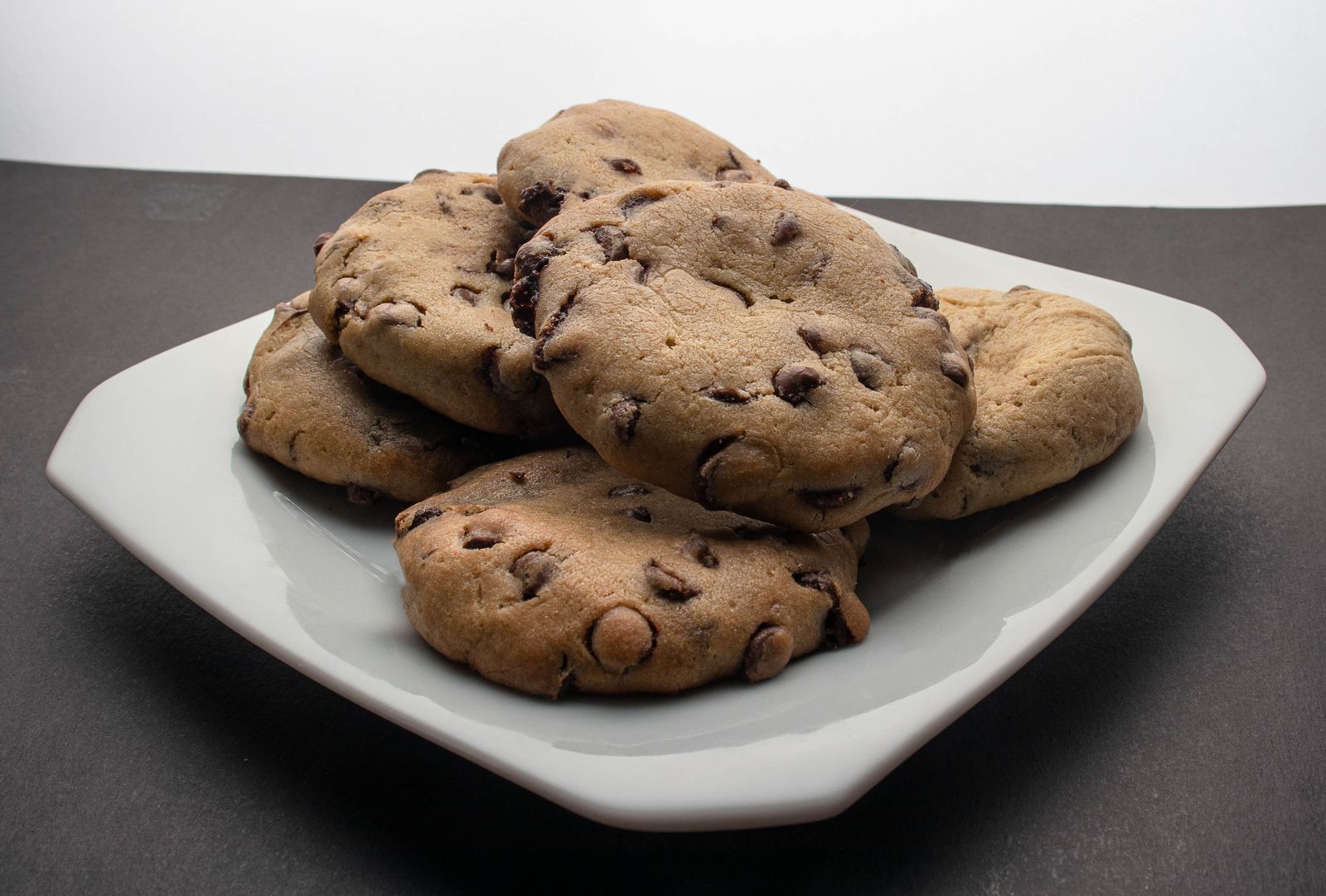 Cookies aux pépites de chocolat fraîchement sortis du four sur une assiette