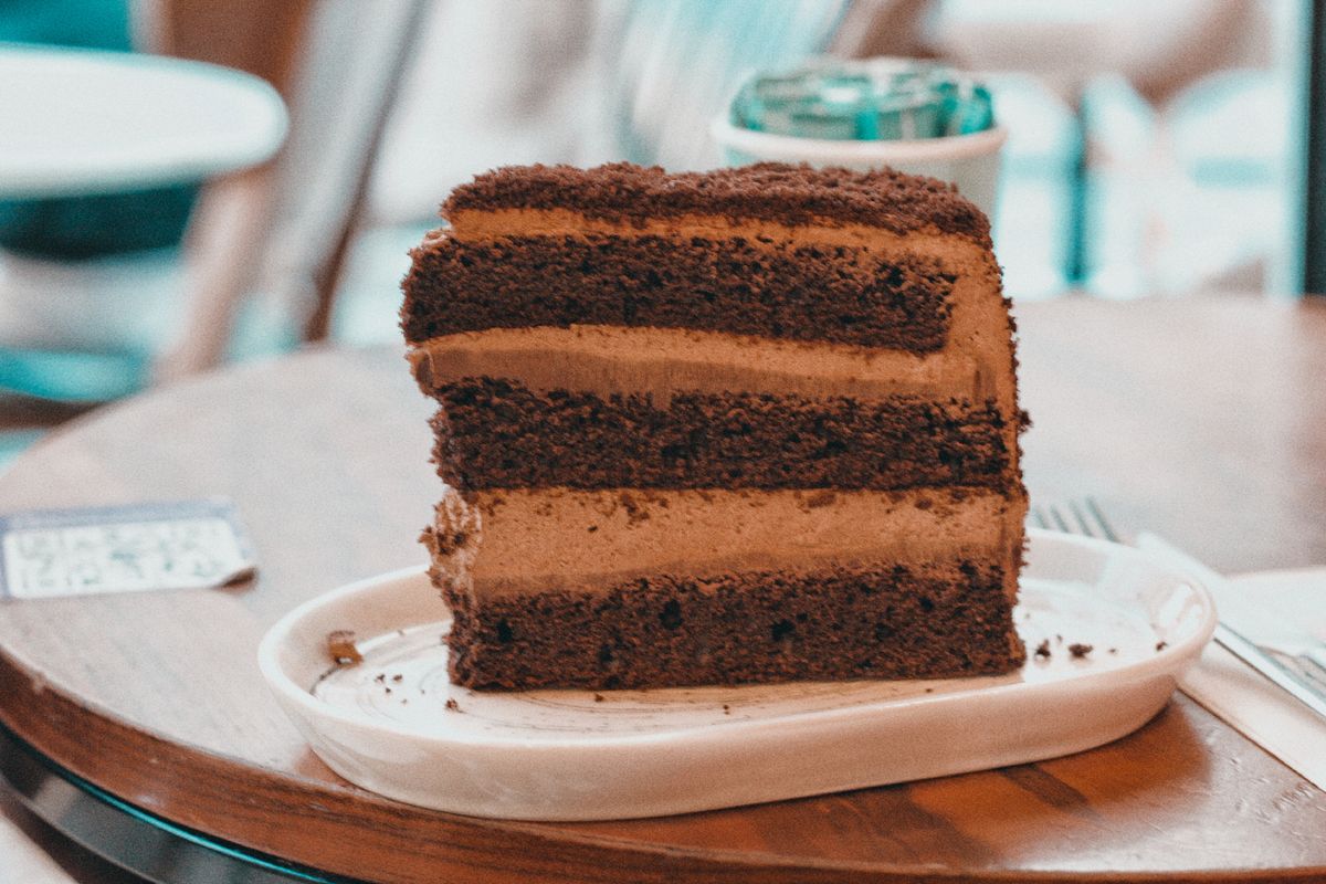 Part de gâteau au chocolat servie dans une assiette