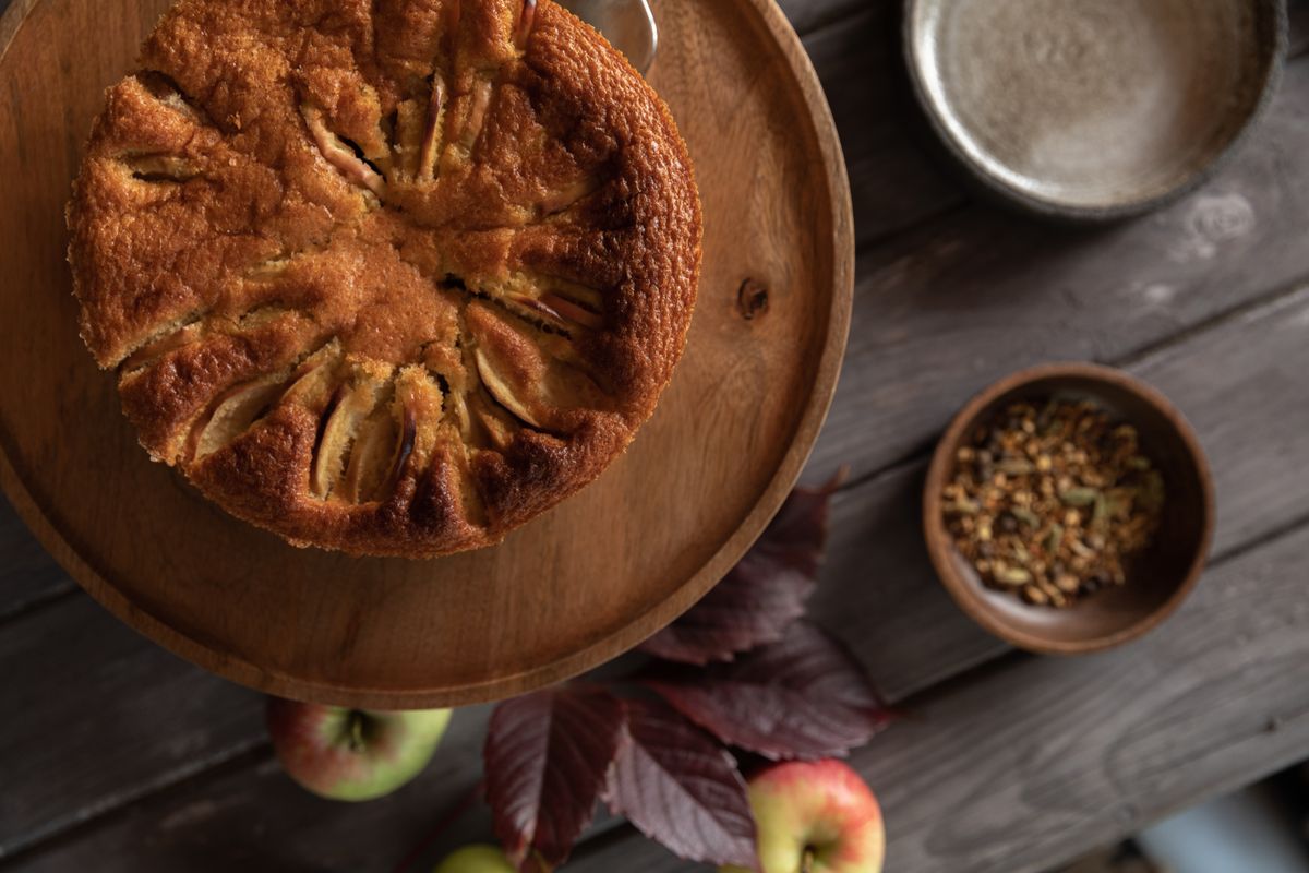 Gâteau aux pommes rustique posé sur une table en bois