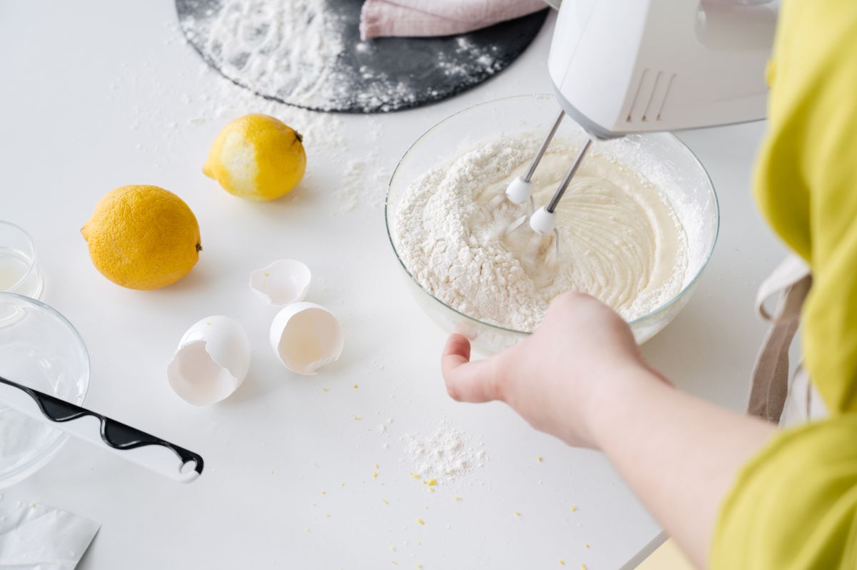 Préparation d'une pâte à gâteau mélangée au batteur dans un saladier